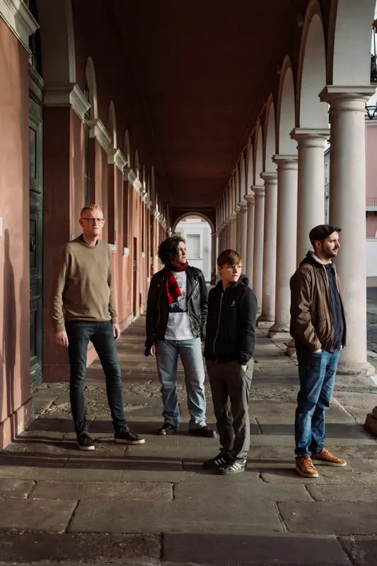 Photo des quatre membres du groupe de rock alsacien Lost and Fine en extérieur